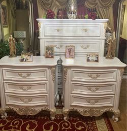 Beautiful wooden dresser set including huge wooden dresser and huge nightstands set has been refurbished!🌺