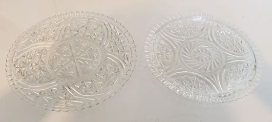 2 glass serving platters