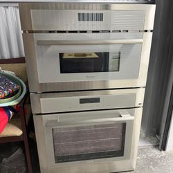 Thermador Masterpiece 30" Stainless Steel Oven/Micro Combo Electric Wall Oven (model MEM301WS).  
