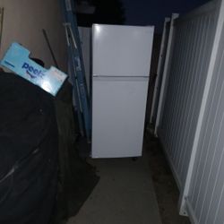 Insignia 5'x2'x2'refridgorater Freezer