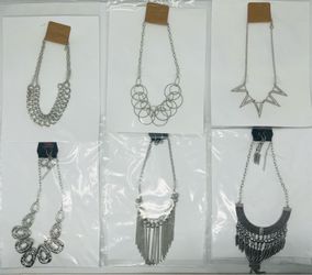 Costume short necklaces in silver