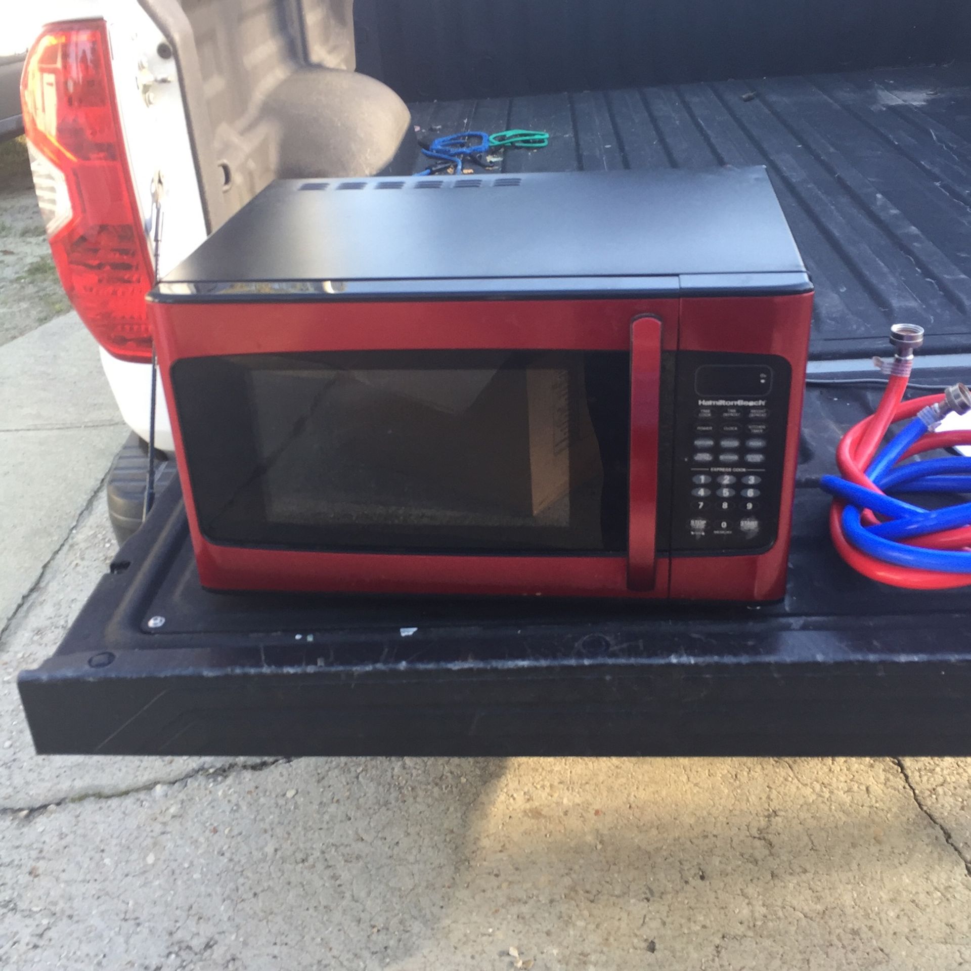 Microwave 1000 Watts Red Hamilton Beach 