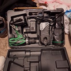 Hitachi 14.4 V Drill Flashight 2 Battery With Charger Kit I'm Hard Casr