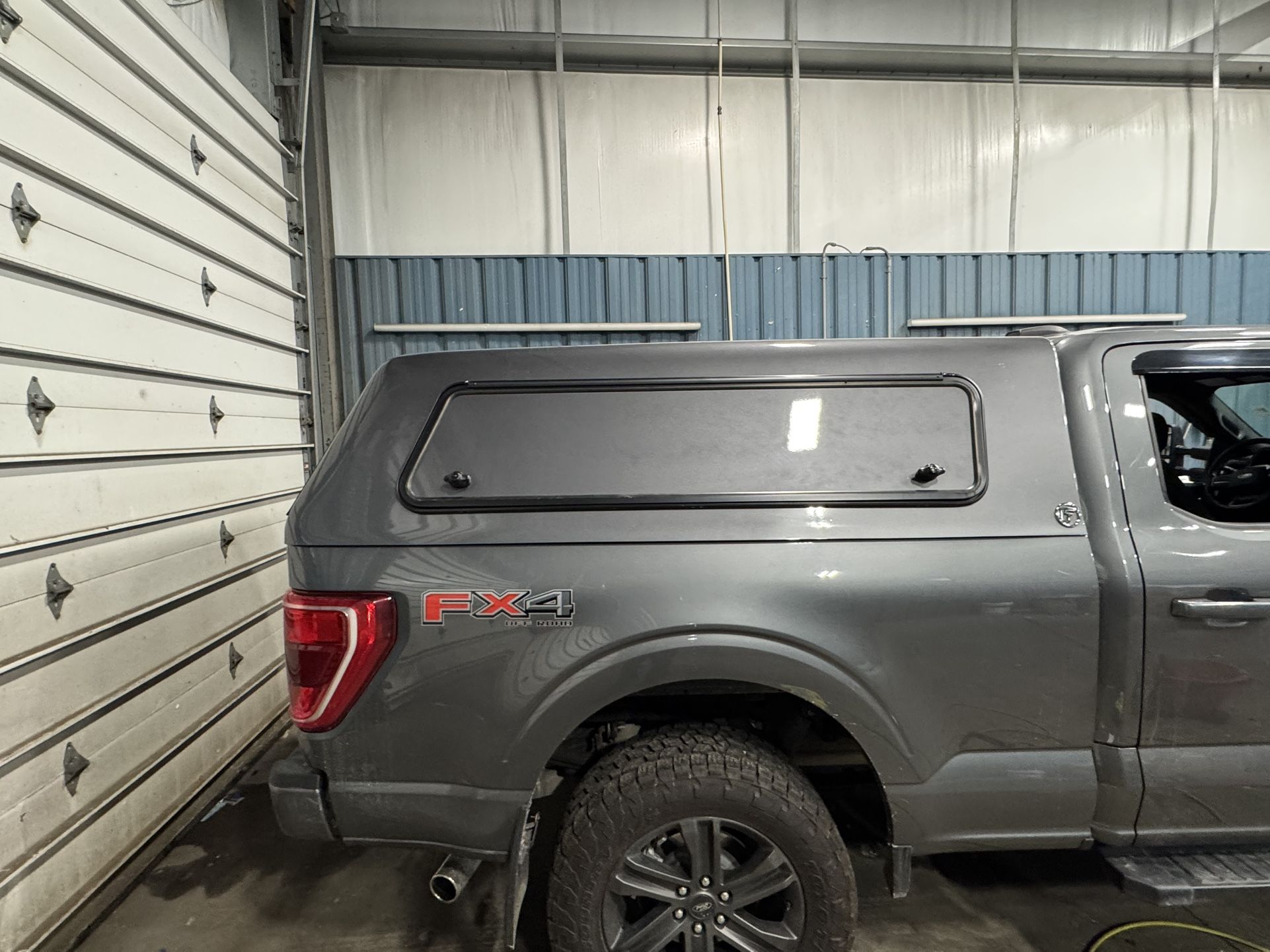 Ford F150 REALTRUCK A.R.E. HD truck cap