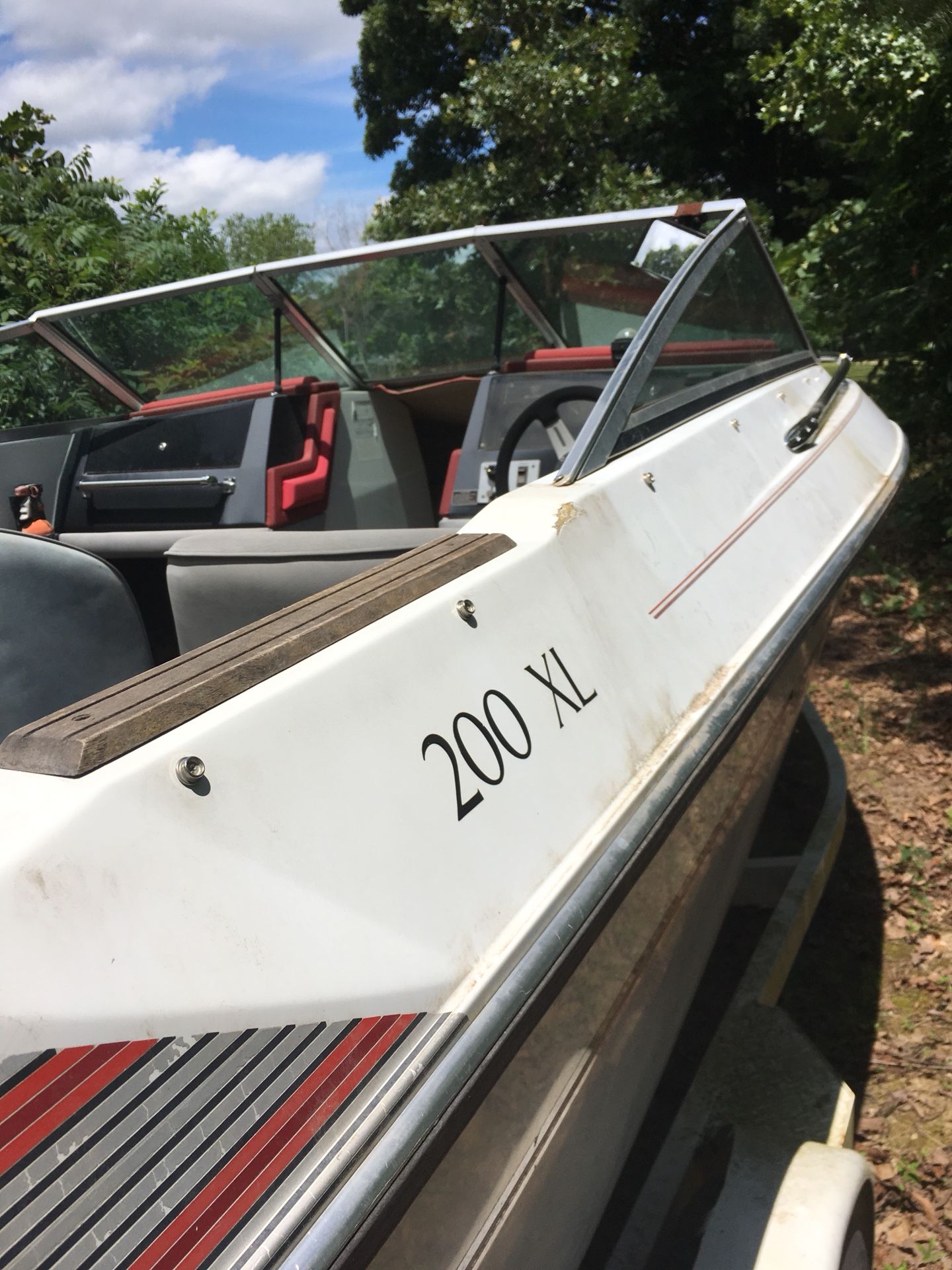 200 XL boat with trailer $950.00 obo