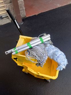 Rubbermaid Yellow Mop Bucket with Wringer