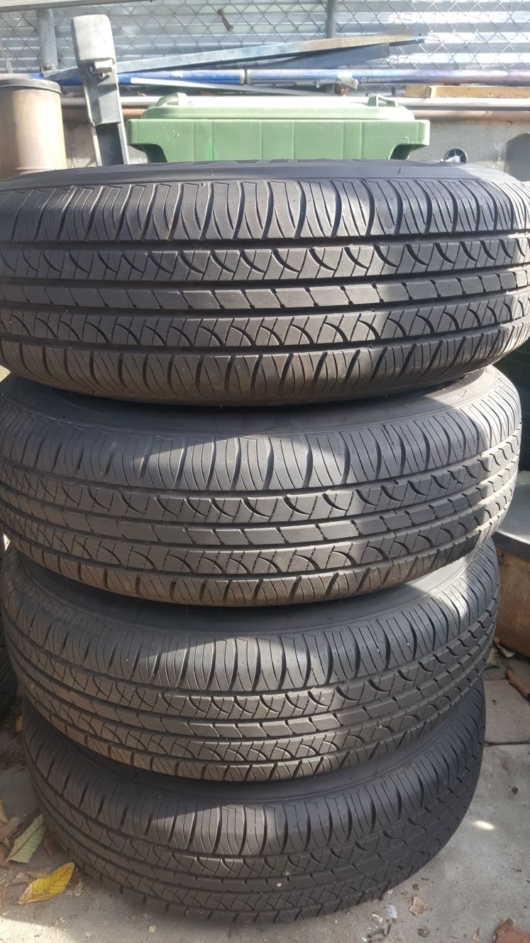 235 75 R15 hankook tires, like new!