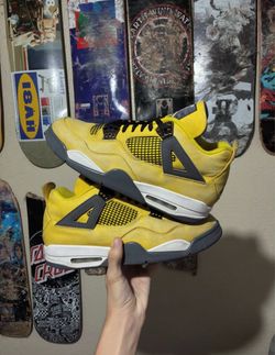 Air Jordan 4 lighting size 12