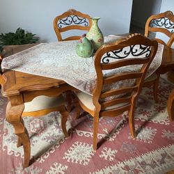 Dining room table oak, five chairs and extension leaf included