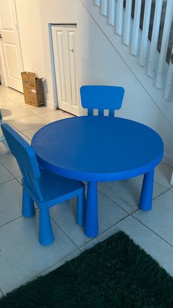 Kids table w/ 4 chairs