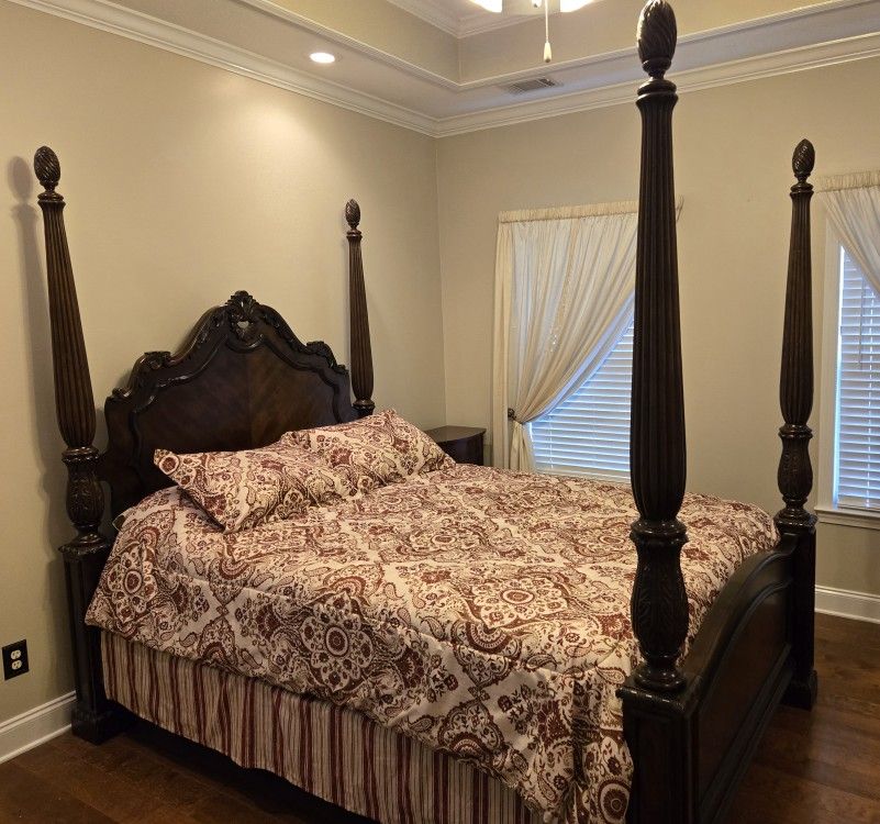 GORGEOUS CARVED 4 POSTER QUEEN BED ONLY NO MATTRESS