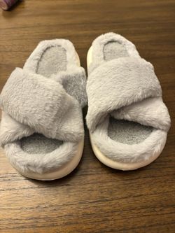 New Women’s Slippers Size 9/10 Gray 