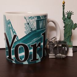 New York, collectible set of Mug 25 ounces, Statue of Liberty, New York Key chain. Microwave safe.
