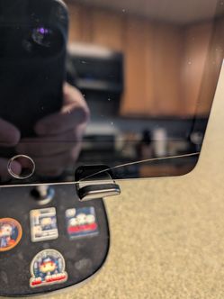 Gen7 Apple iPad *Crack on bottom of Screen*