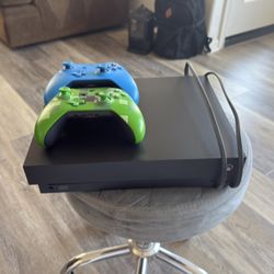 Xbox One X 1TB (+2 Controllers)