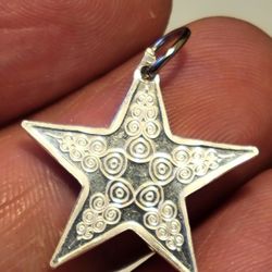 999 Fine Silver Star Pendant - 3g - New - with O Ring Bail - Unisex

25mm long

Handmade Custom Pendant / Charm / Amulet

With  o ring bail  (fits 4mm