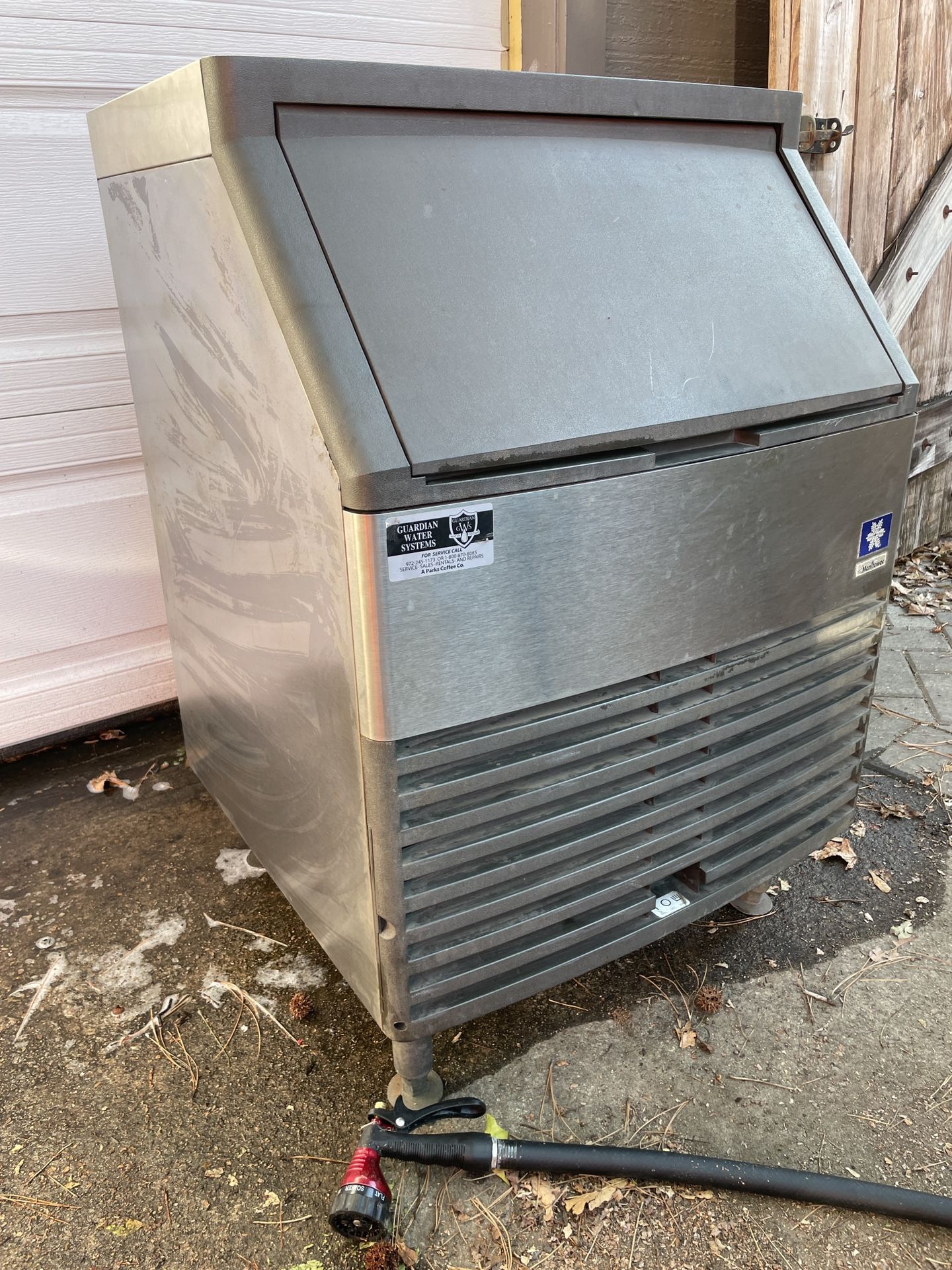 Manitowoc Ice QY0134A – Ice Maker W/ 80 lb Bin, Half Dice, 145 lb /24 hrs, Air Cooled