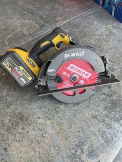 DeWalt FLEXVOLT 60V MAX Brushless 7-1/4 in. Cordless Circular Saw.