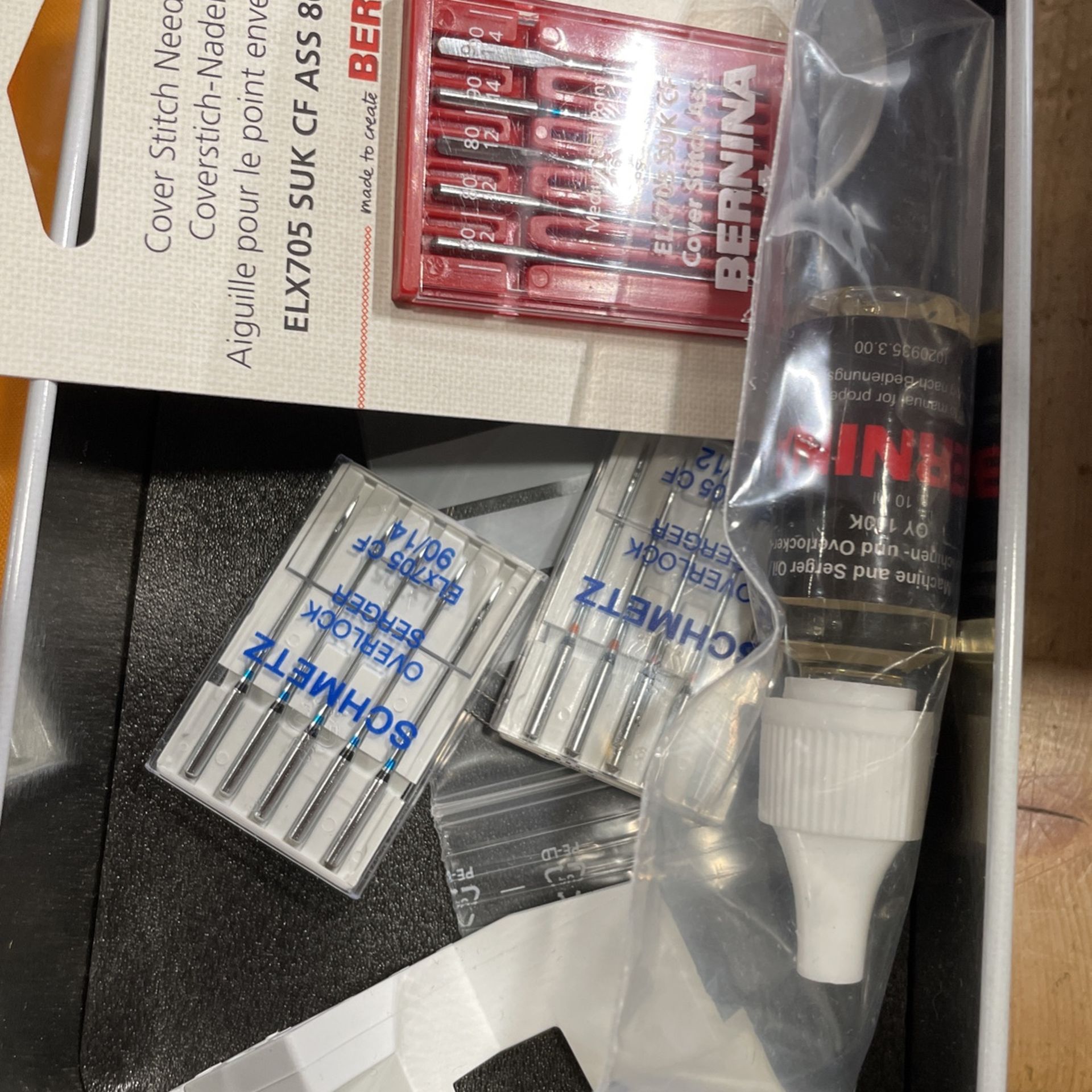 BERNINA L 890 SERGER OVERLOCK MACHINE LIKE NEW for Sale in Marysville