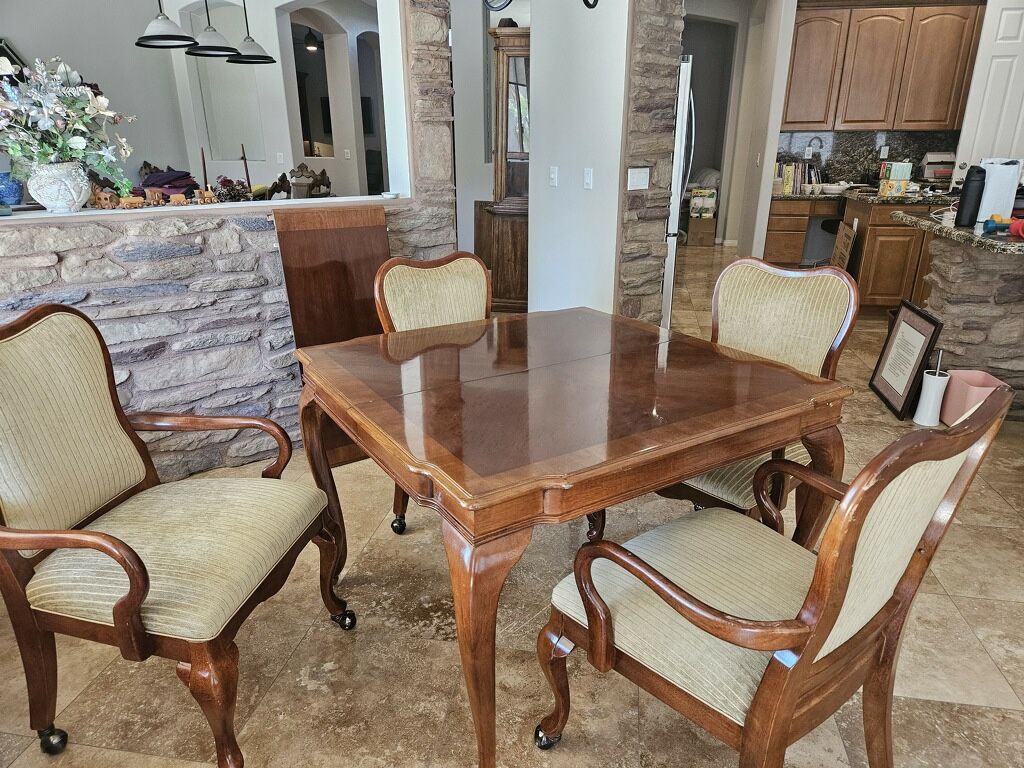 Kitchen Table With 4 Chairs and Table Leaf