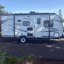19 Foot Camper - Sleeps Five. 