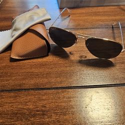 Gold Polarized Ray-Ban Aviators
