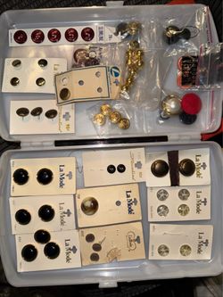 Whole lot of vintage buttons!!