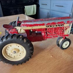 Farmall tractor Vintage 1/16 scale die-cast  about 10 inches long 5 high 