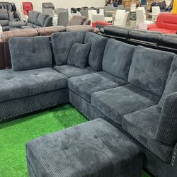 Living Room Sectional with Ottoman / Sala de estar seccional con otomano