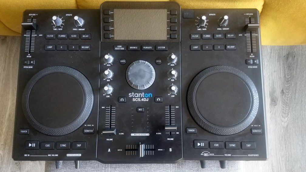 Stanton SCS.4DJ DJ console