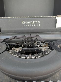 Vintage 1930s/1940s Remington Noiseless Model Seven Portable Typewriter with Case