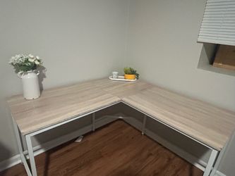 Corner desk