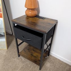 Bedside Tables With Cool Lamps 