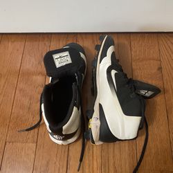 2 Pr Size 5 Nike Girls Baseball Shoes 