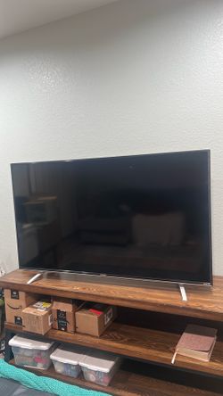 55” Hitachi w/ Roku TV
