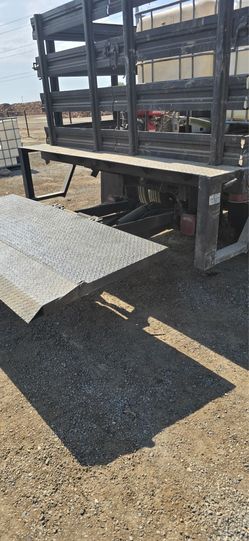2,000 lb Hydraulic Liftgate – Complete Unit – Works Great