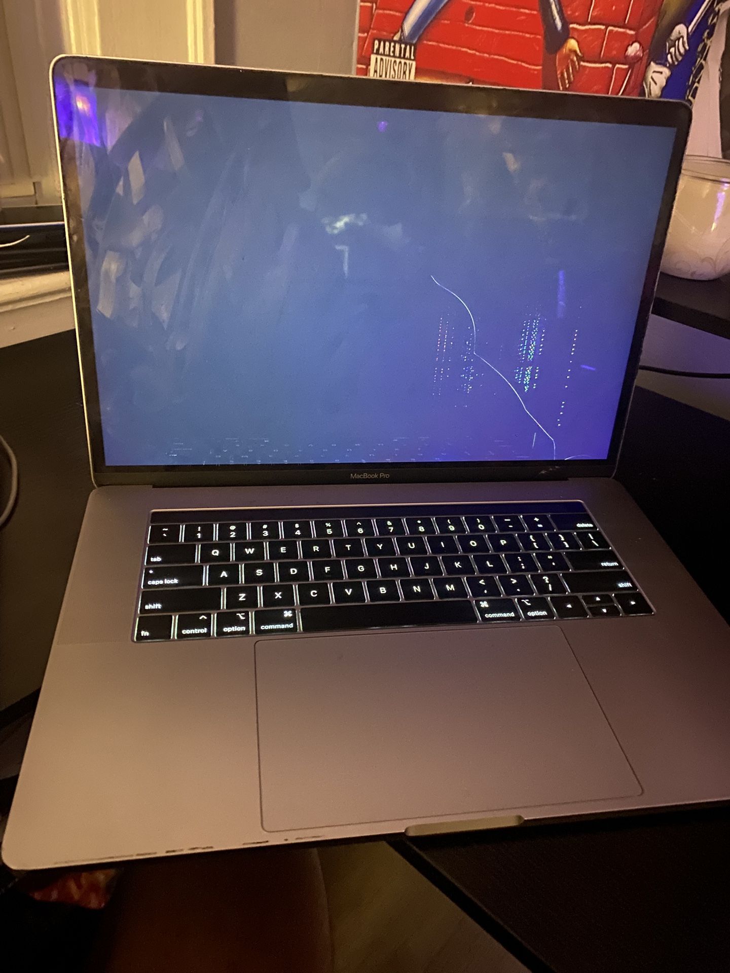 2018 MacBook Pro 15″ i7 / 16GB / 512GB – Cracked Screen – Works – For Parts