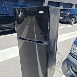 SMALL REFRIGERATOR,STUDIO SIZE.(DELIVERED)