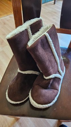 Never worn, Uggs women Sued 9/10 boots, firm.