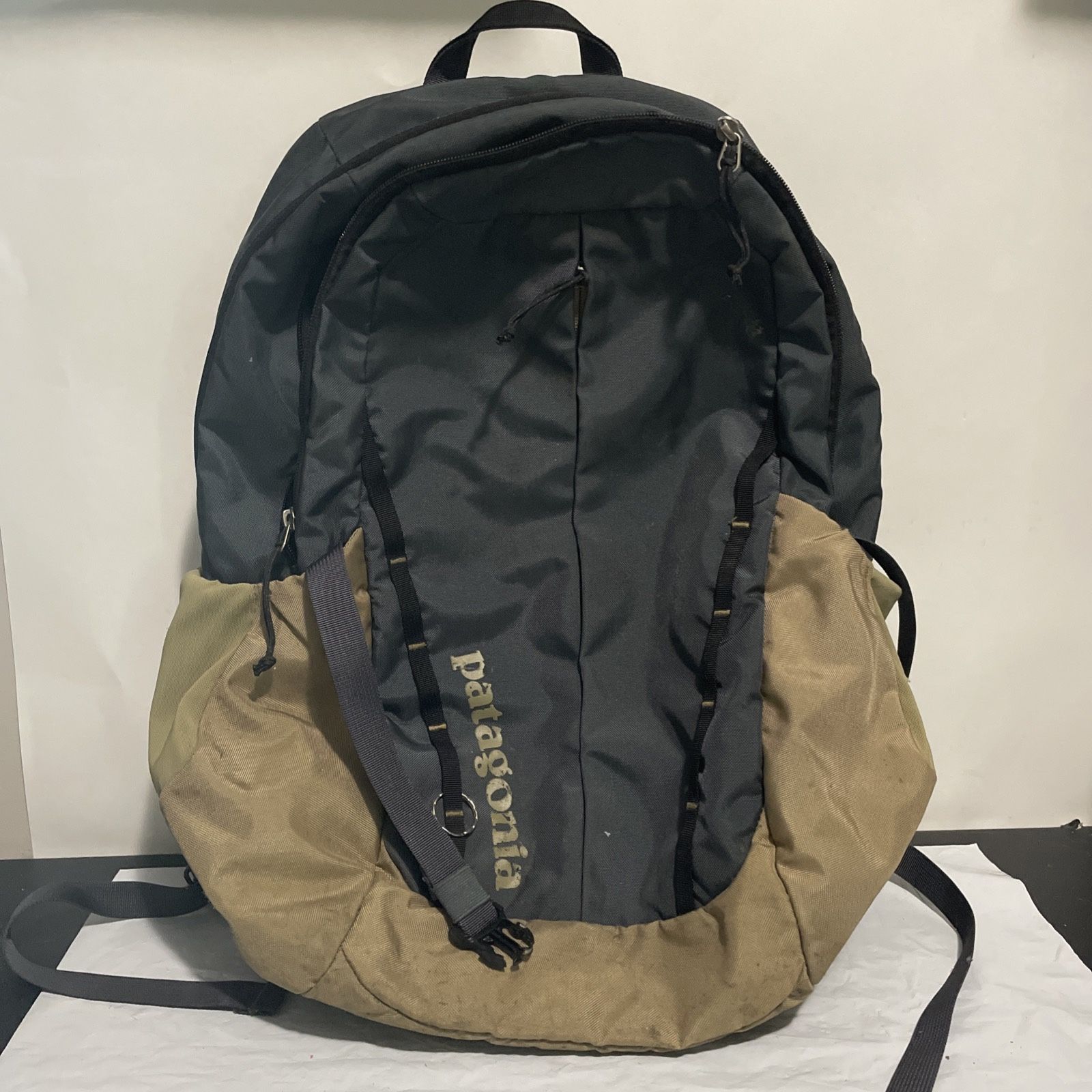 Patagonia Black Hole Pack 17” Hiking Backpack Grey zipper not working