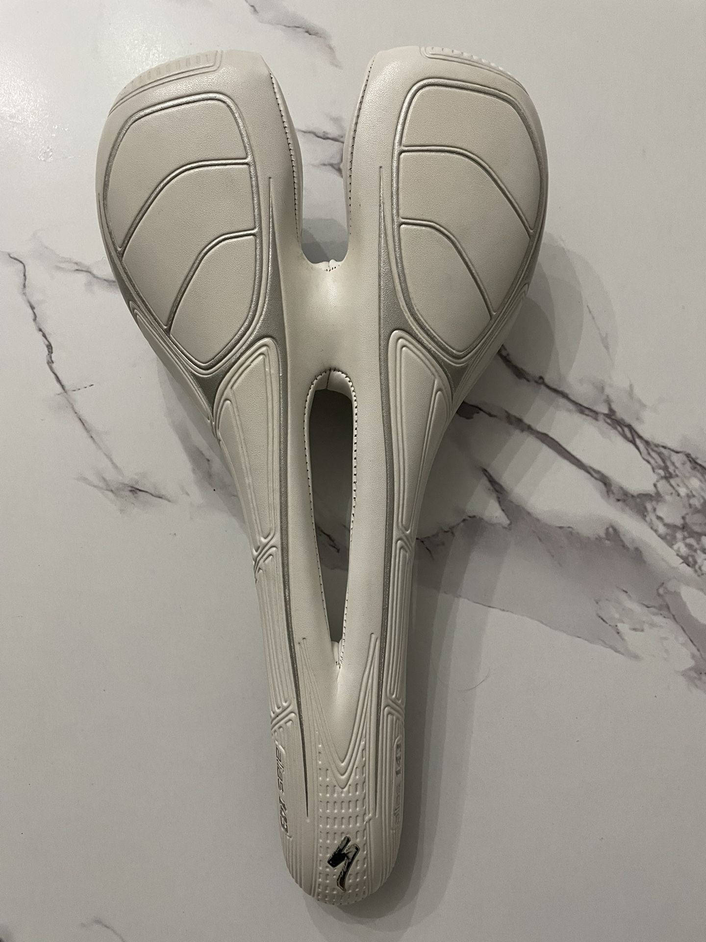 Specialized carbon bike saddle alias 143
