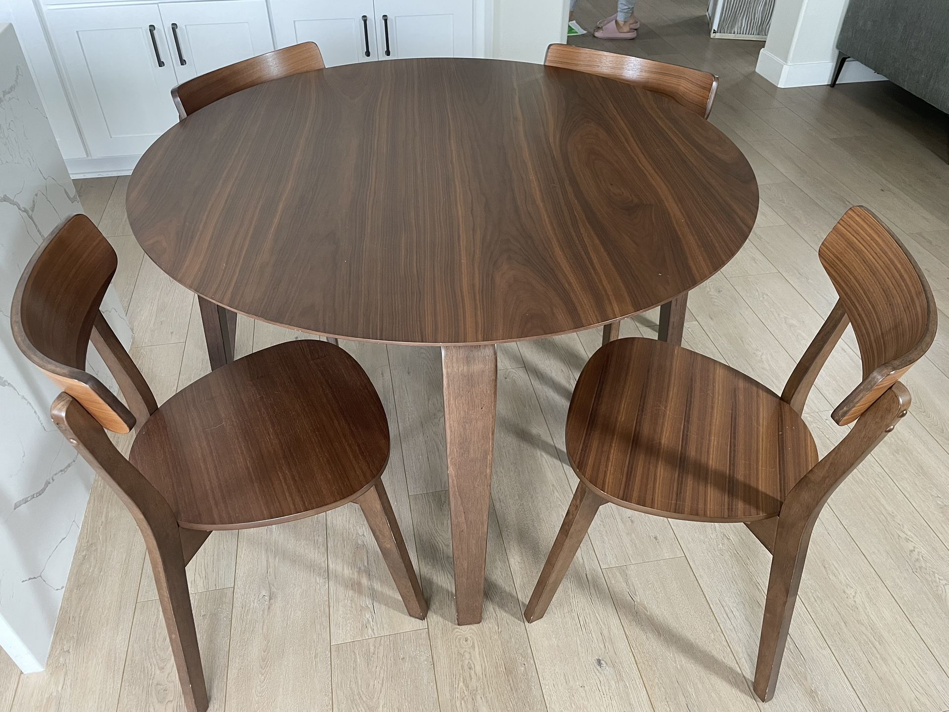 47” Round Table With 4 Chairs