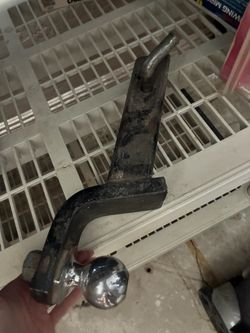 Trailer hitch ball mount