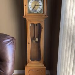 VINTAGE COLONIAL MAPLE GRANDFATHER CLOCK MODEL 1704 