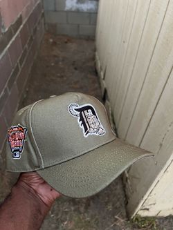 DETROIT TIGERS CURVED BILL SNAPBACK HAT
