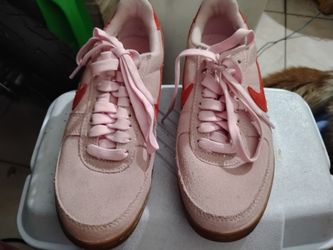 Nike 5 1/2 kids shoes pink great shape, worn a few times.