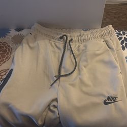 Cream Nike tech set