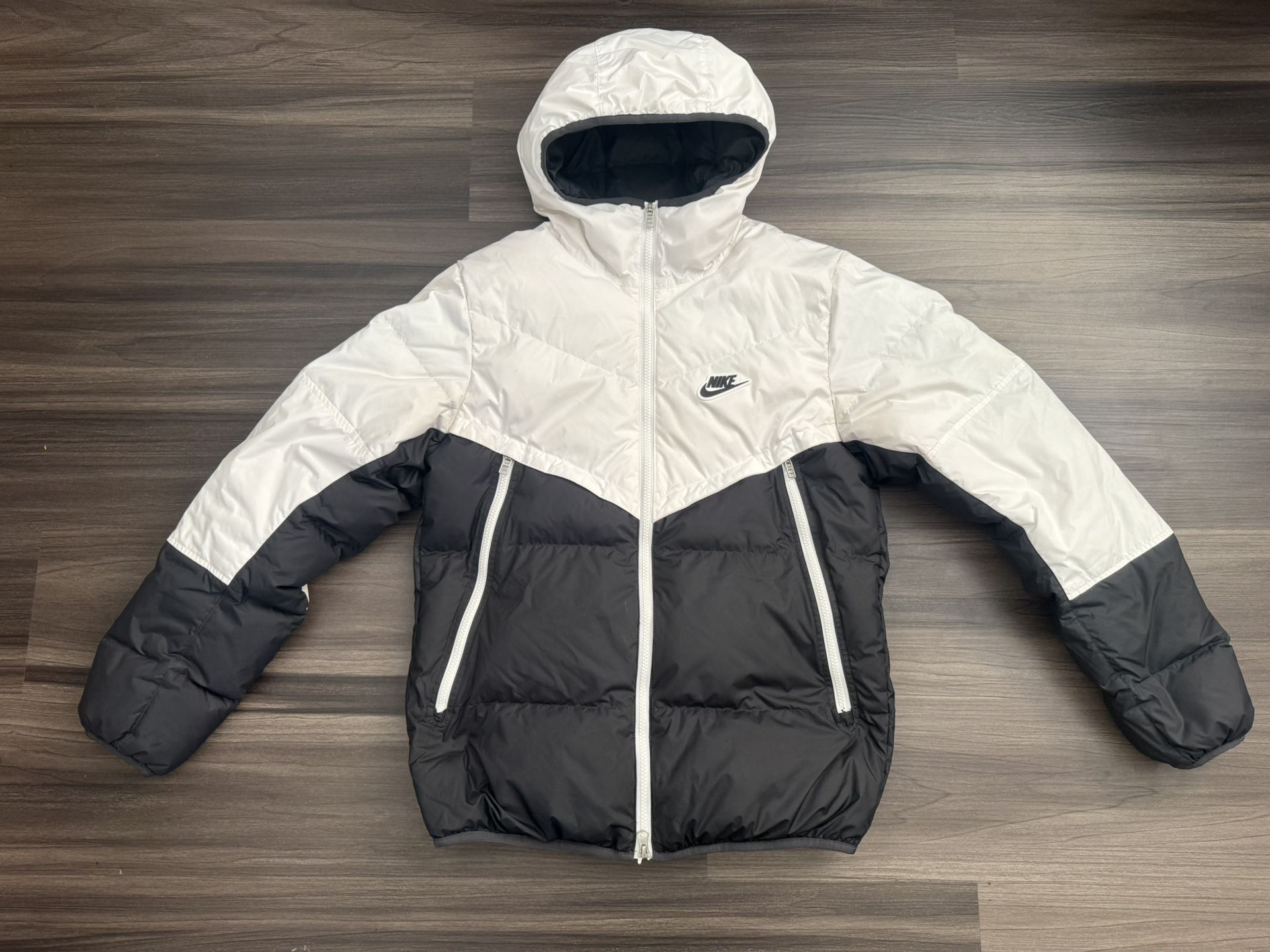 Nike Sportswear Windrunner Down Fill Puffer Jacket Black White CU4404-100 Men S 100% authentic. Good condition. This Nike Sportswear Windrunner Dow