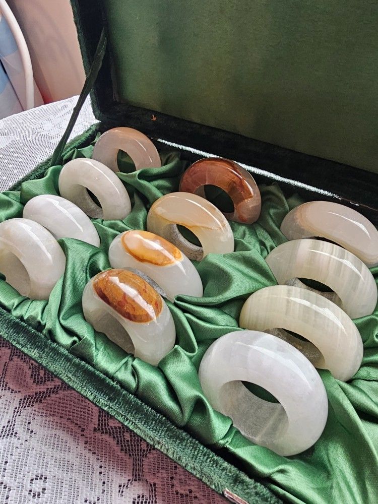 $55.00 - (12) ONYX Napkin Rings + Keepsake Box! Authentic Onyx/Like New Condition!