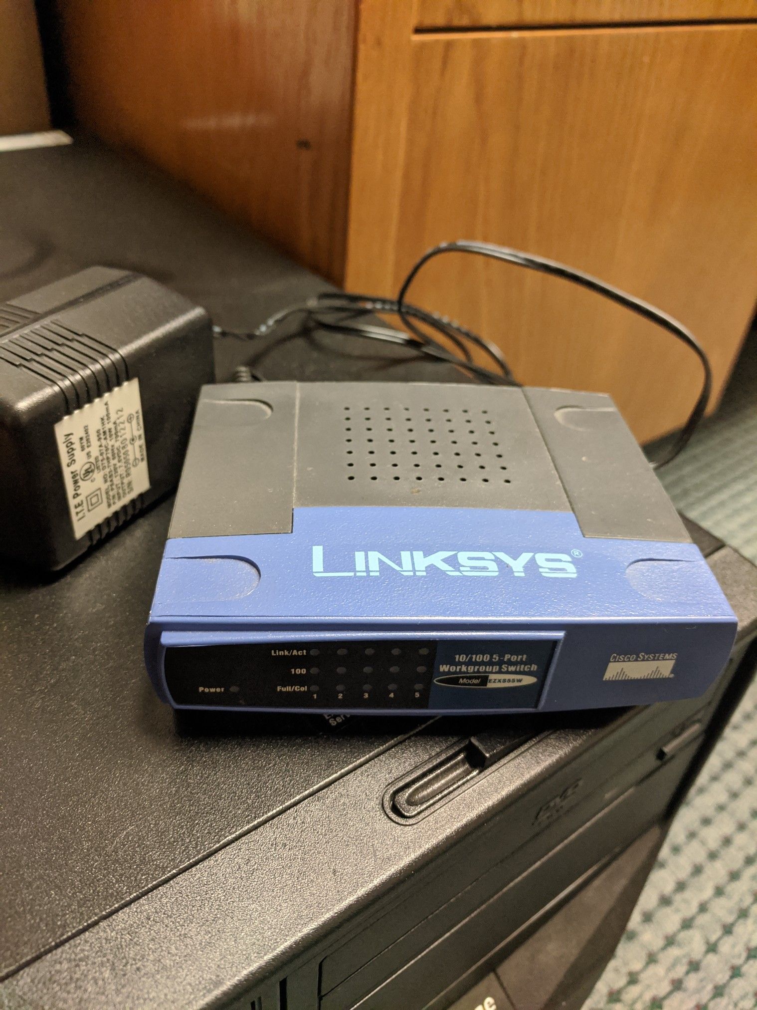 Cisco Linksys 5 Port 10/100 EZXS55W ver. 3 Network Switch